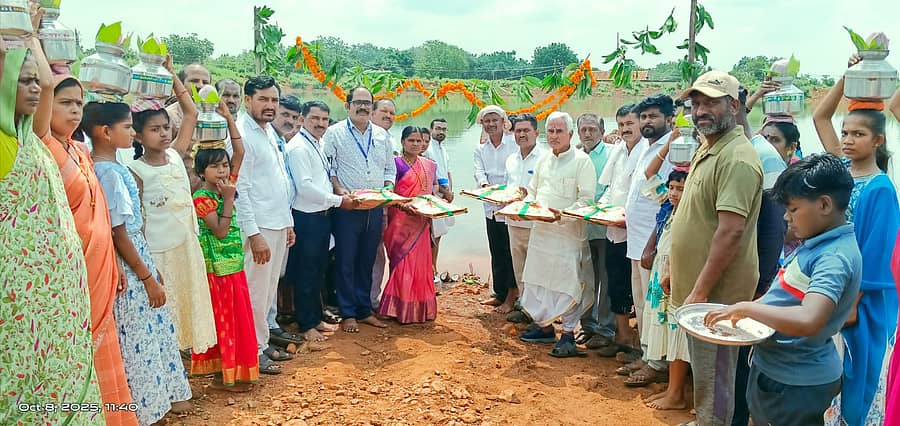 ಬೀಳಗಿ ತಾಲ್ಲೂಕಿನ ಸುನಗ ಎಲ್. ಟಿ.1 ಗ್ರಾಮದಲ್ಲಿ ಕೆರೆ ಲೋಕಾರ್ಪಣೆ ಪ್ರಯುಕ್ತ ನೂತನ ಕೆರೆಗೆ ಪೂಜೆ ಸಲ್ಲಿಸಿ ಶಾಸಕ ಜೆ.ಟಿ.ಪಾಟೀಲ ಬಾಗಿನ ಅರ್ಪಿಸಿದರು