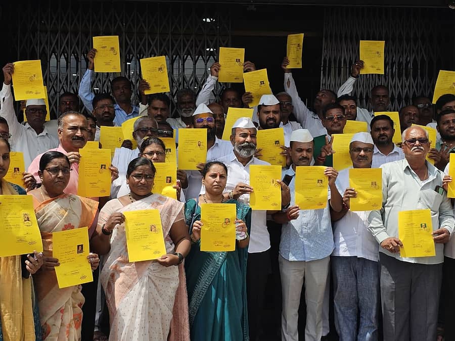 ಬೆಳಗಾವಿಯ ಡಿಸಿಸಿ ಬ್ಯಾಂಕ್ ಆವರಣದಲ್ಲಿ ಹುಕ್ಕೇರಿ ತಾಲ್ಲೂಕಿನ 52 ಪಿಕೆಪಿಎಸ್ಗಳ ಮತದಾರರೊಂದಿಗೆ ರಮೇಶ ಕತ್ತಿ ಕಾಣಿಸಿಕೊಂಡರು