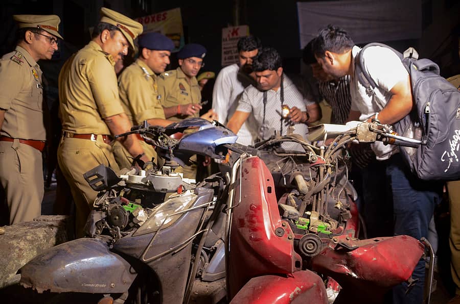 ಕಾನ್ಪುರದಲ್ಲಿ ಬುಧವಾರ ಸ್ಪೋಟಗೊಂಡ ಸ್ಕೂಟರ್‌ಗಳನ್ನು ಪೊಲೀಸರು ಮತ್ತು ವಿಧಿ ವಿಜ್ಞಾನ ತಜ್ಞರು ತಪಾಸಣೆ ನಡೆಸಿದರು –ಪಿಟಿಐ ಚಿತ್ರ