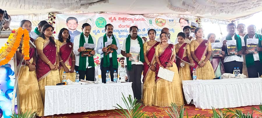 ಸೂಲಿಬೆಲೆ ಹೋಬಳಿ ತಿಮ್ಮಸಂದ್ರ ಗ್ರಾಮದಲ್ಲಿ ಜಿಕೆವಿಕೆ ವತಿಯಿಂದ ನೆಡೆದ ಕಾರ್ಯಕ್ರಮದಲ್ಲಿ ಬೆಂಗಳೂರು ಕೃಷಿ ವಿಶ್ವವಿದ್ಯಾಲಯದ ಕುಲಪತಿ ಡಾ.ಸುರೇಶ್ ಕೈಪಿಡಿ ಬಿಡುಗಡೆ ಮಾಡಿದರು 
