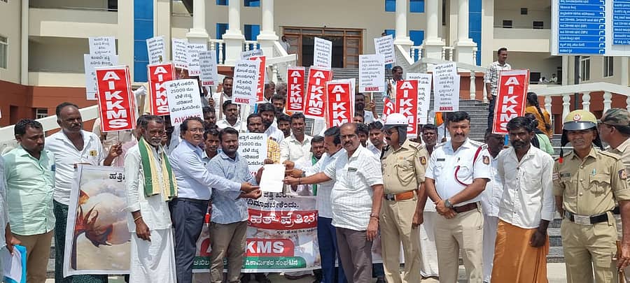 ರಾಯಚೂರು ಜಿಲ್ಲಾಡಳಿತ ಭವನದ ಆವರಣದಲ್ಲಿ ರೈತರು ಪ್ರತಿಭಟನೆ ನಡೆಸಿ ಮನವಿ ಸಲ್ಲಿಸಿದರು