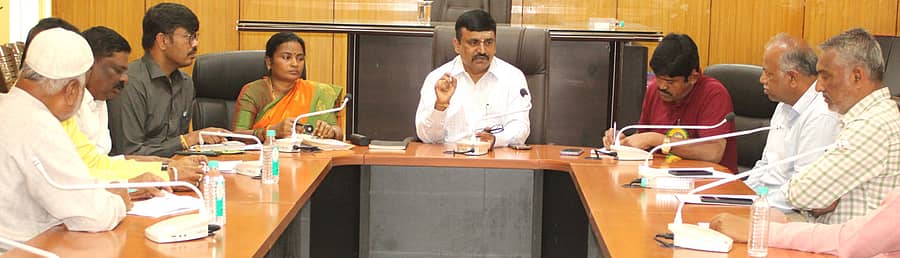 ಚಿತ್ರದುರ್ಗದ ಜಿಲ್ಲಾಧಿಕಾರಿ ಕಚೇರಿಯಲ್ಲಿ ಬುಧವಾರ ರಾಜಕೀಯ ಪಕ್ಷಗಳ ಪ್ರತಿನಿಧಿಗಳೊಂದಿಗೆ ಹೆಚ್ಚುವರಿ ಜಿಲ್ಲಾಧಿಕಾರಿ ಬಿ.ಟಿ.ಕುಮಾರಸ್ವಾಮಿ ಸಭೆ ನಡೆಸಿದರು