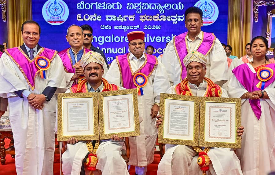 ಬೆಂಗಳೂರು ವಿಶ್ವವಿದ್ಯಾಲಯದಿಂದ ಪ್ರಸನ್ನ ಟಿ.ಬಿ. ಮತ್ತು ಡಿ, ಮಾದೇಗೌಡ ಅವರಿಗೆ ಗೌರವ ಡಾಕ್ಟರೇಟ್‌ ಅನ್ನು ರಾಜ್ಯಪಾಲ ಥಾವರಚಂದ್ ಗೆಹಲೋತ್ ಪ್ರದಾನ ಮಾಡಿದರು.
ಪ್ರಜಾವಾಣಿ ಚಿತ್ರ