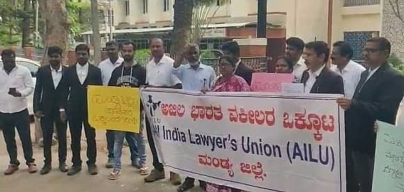 ಬಿ.ಆರ್‌.ಗವಾಯಿ ಅವರ ಮೇಲೆ ಶೂ ಎಸೆದ ವಕೀಲ ರಾಕೇಶ್‌ ಕಿಶೋರ್‌ ವಿರುದ್ಧ ಎಫ್‌ಐಆರ್ ದಾಖಲಿಸಬೇಕೆಂದು ಆಗ್ರಹಿಸಿ ಸಿಪಿಎಂ, ಸಿಐಟಿಯು, ಅಖಿಲ ಭಾತರ ವಕೀಲರ ಸಂಘಟನೆ ಕಾರ್ಯಕರ್ತರು ಎಸ್ಪಿ ಕಚೇರಿ ಎದುರು ಪ್ರತಿಭಟನೆ ನಡೆಸಿದರು