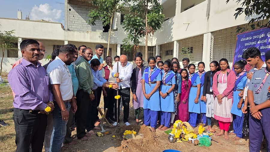 ಬೇಲೂರಿನ ವೈಡಿಡಿ ಪ್ರಥಮ ದರ್ಜೆ ಕಾಲೇಜಿನಲ್ಲಿ ನಡೆಯುತ್ತಿರುವ ಕಾಮಗಾರಿಗೆ ಶಾಸಕ ಎಚ್.ಕೆ. ಸುರೇಶ್ ಶಂಕುಸ್ಥಾಪನೆ ನೆರವೇರಿಸಿದರು