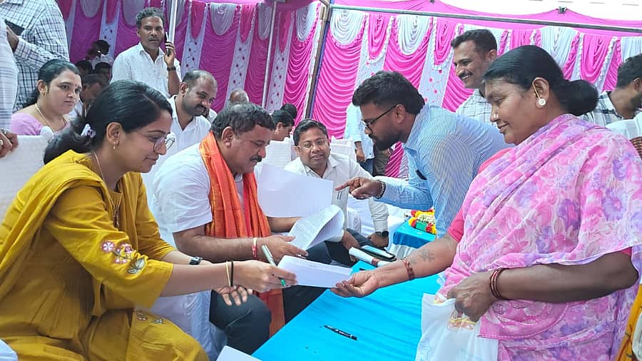 ಚೇಳೂರು ತಾಲ್ಲೂಕಿನ ಪುಲಗಲ್ ಗ್ರಾಮದಲ್ಲಿ ನಡೆದ ಜನಸ್ಪಂದನಾ ಕಾರ್ಯಕ್ರಮದಲ್ಲಿ ಶಾಸಕ ಸುಬ್ಬಾರೆಡ್ಡಿ ಸಾರ್ವಜನಿಕರಿಂದ ಮನವಿ ಅರ್ಜಿಗಳನ್ನು ಸ್ವೀಕರಿಸಿದರು