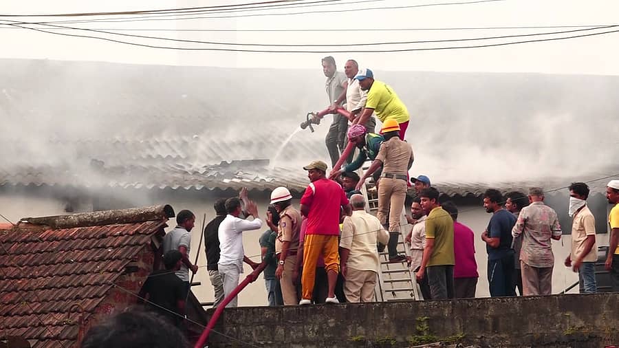 ಉಳ್ಳಾಲದ ಕೋಟೆಪುರದ ಫಿಶ್ ಮಿಲ್ ಗೋದಾಮಿಗೆ ಬಿದ್ದ ಬೆಂಕಿಯನ್ನು ಅಗ್ನಿಶಾಮಕ ದಳದ ಸಿಬ್ಬಂದಿ ಬುಧವಾರ ನಂದಿಸಿದರು
