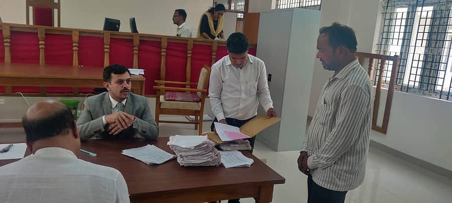 ಯಾದಗಿರಿ ನ್ಯಾಯಾಲಯದಲ್ಲಿ ರಾಷ್ಟ್ರಕ್ಕಾಗಿ ವಿಶೇಷ ಮಧ್ಯಸ್ಥಿಕೆ ಅಭಿಯಾನದ ಭಾಗವಾಗಿ ಜಿಲ್ಲಾ ಮತ್ತು ಸೆಷನ್ಸ್‌ ನ್ಯಾಯಾಧೀಶ ಮರುಳಸಿದ್ದಾರಾಧ್ಯ ಎಚ್.ಜೆ. ಅವರು ಪ್ರಕರಣವನ್ನು ಇತ್ಯರ್ಥಗೊಳಿಸಿದರು