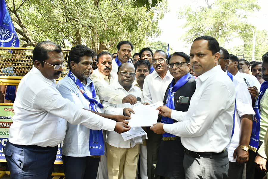 ಸುಪ್ರೀಂ ಕೋರ್ಟ್‌ ಮುಖ್ಯನ್ಯಾಯಮೂರ್ತಿಯತ್ತ ಶೂ ತೂರಿದ ವ್ಯಕ್ತಿಯ ವಿರುದ್ಧ ಕಾನೂನು ಕ್ರಮಕ್ಕೆ ಆಗ್ರಹಿಸಿದ ಪತ್ರವನ್ನು ಅಹಿಂದ ಸಂಘಟನೆಗಳ ಮುಖಂಡರು ಬುಧವಾರ ಬಳ್ಳಾರಿ ಜಿಲ್ಲಾಧಿಕಾರಿ ನಾಗೇಂದ್ರ ಪ್ರಸಾದ್‌ ಕೆ. ಅವರಿಗೆ ಸಲ್ಲಿಸಿದರು