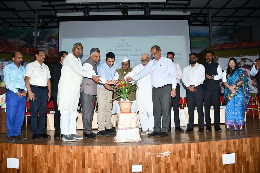 ಗದಗ ನಗರದ ಮಹಾತ್ಮ ಗಾಂಧಿ ಗ್ರಾಮೀಣಾಭಿವೃದ್ಧಿ ಮತ್ತು ಪಂಚಾಯತ್‌ರಾಜ್‌ ವಿಶ್ವವಿದ್ಯಾಲಯದಲ್ಲಿ ಬುಧವಾರ ನಡೆದ ಪ್ರಗತಿ ಪರಿಶೀಲನಾ ಸಭೆಯನ್ನು ಕರ್ನಾಟಕ ರಾಜ್ಯ ನೀತಿ ಮತ್ತು ಯೋಜನಾ ಆಯೋಗದ ಉಪಾಧ್ಯಕ್ಷ ಬಿ.ಆರ್‌. ಪಾಟೀಲ ಉದ್ಘಾಟಿಸಿದರು 