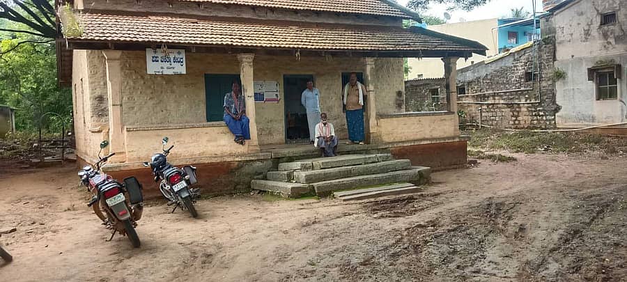 ಚಿಕ್ಕಜಾಜೂರು ಸಮೀಪದ ಬಿ. ದುರ್ಗ ಗ್ರಾಮದಲ್ಲಿ ಬ್ರಿಟಿಷರ ಕಾಲದಲ್ಲಿ ನಿರ್ಮಾಣಗೊಂಡಿದ್ದ ಪಶುಚಿಕಿತ್ಸಾ ಕೇಂದ್ರದ ಕಟ್ಟಡ ಶಿಥಿಲಾವಸ್ಥೆಯಲ್ಲಿರುವುದು 