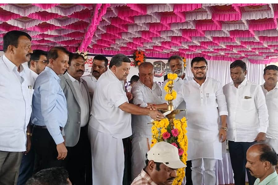 ಚನ್ನಗಿರಿ ಹೊರ ವಲಯದಲ್ಲಿ ಬುಧವಾರ ರಸ್ತೆ ಸಾರಿಗೆ ನಿಗಮದ ನೂತನ ಬಸ್ ಘಟಕ ಲೋಕಾರ್ಪಣೆ ಸಮಾರಂಭವನ್ನು ಸಾರಿಗೆ ಸಚಿವ ರಾಮಲಿಂಗಾರೆಡ್ಡಿ ಉದ್ಘಾಟಿಸಿದರು. ಜಿಲ್ಲಾ ಉಸ್ತುವಾರಿ ಸಚಿವ ಎಸ್.ಎಸ್. ಮಲ್ಲಿಕಾರ್ಜುನ್, ಶಾಸಕರಾದ ಬಸವರಾಜು ವಿ. ಶಿವಗಂಗಾ, ಕೆ.ಎಸ್. ಬಸವಂತಪ್ಪ ಭಾಗವಹಿಸಿದ್ದರು