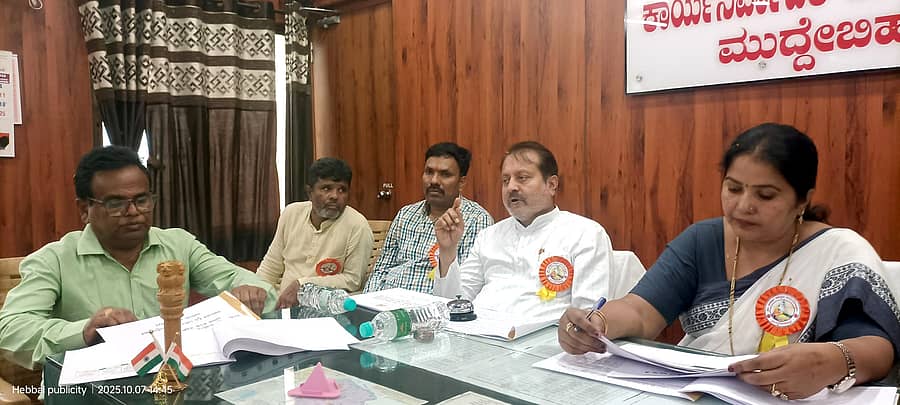 <div class="paragraphs"><p>ಎಂ.ಬಿ.ಎಲ್‌03 ಮುದ್ದೇಬಿಹಾಳ ಪಟ್ಟಣದ ತಹಶೀಲ್ದಾರ್ ಕಚೇರಿಯ ಕೊಠಡಿಯಲ್ಲಿ ಮಂಗಳವಾರ ಸುದ್ದಿಗೋಷ್ಠಿಯಲ್ಲಿ ಶಾಸಕ ಸಿ.ಎಸ್.ನಾಡಗೌಡ ಅತಿವೃಷ್ಟಿ ಹಾನಿ ಕುರಿತ ಮಾಹಿತಿ ನೀಡಿದರು.</p></div>