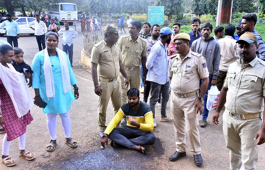 ಹುಬ್ಬಳ್ಳಿಯ ಕೆಎಂಸಿ–ಆರ್‌ಐ ಆಸ್ಪತ್ರೆ ಆವರಣದಲ್ಲಿ ಹೊರಗುತ್ತಿಗೆ ಹನುಮಂತ ಚಲವಾದಿ ಅವರು ಆತ್ಮಹತ್ಯೆಗೆ ಯತ್ನಿಸಿದ್ದು, ಹೋಮ್‌ ಗಾರ್ಡ್‌ ಮತ್ತು ಪೊಲೀಸರು ತಡೆದರು