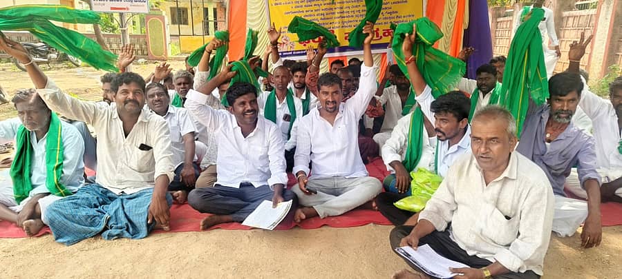 ಮಾನ್ವಿಯಲ್ಲಿ ಕರ್ನಾಟಕ ರಾಜ್ಯ ರೈತ ಸಂಘ ಹಾಗೂ ಹಸಿರು ಸೇನೆ ಕಾರ್ಯಕರ್ತರು ಧರಣಿ ನಡೆಸಿದರು