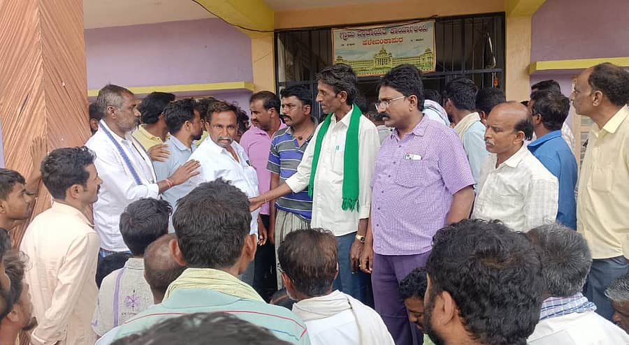 ಶಿಗ್ಗಾವಿ ತಾಲ್ಲೂಕಿನ ಹಳೆಬಂಕಾಪುರ ಗ್ರಾಮ ಪಂಚಾಯಿತಿ ಕಚೇರಿ ಬಳಿ ಬುಧವಾರ ಪ್ರತಿಭಟನೆ ನಡೆಯಿತು