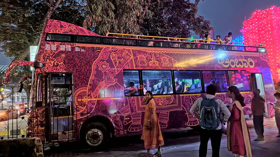 ಮೈಸೂರಿನ ಮಯೂರ ಹೋಟೆಲ್‌ ಆವರಣದಲ್ಲಿ ಅಂಬಾರಿ ಬಸ್‌ ಏರಲು ಸಜ್ಜಾಗಿದ್ದ ಪ್ರವಾಸಿಗರು (ಸಾಂದರ್ಭಿಕ ಚಿತ್ರ)