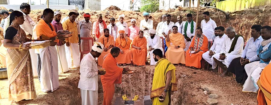 ಹಗರಿಬೊಮ್ಮನಹಳ್ಳಿ ತಾಲ್ಲೂಕಿನ ಕೋಗಳಿ ತಾಂಡಾದಲ್ಲಿ ಅಜ್ಜಮ್ಮದೇವಿ ದೇವಸ್ಥಾನ ಕಟ್ಟಡ ನಿರ್ಮಾಣಕ್ಕೆ ಭೂಮಿಪೂಜೆ ನೆರವೇರಿಸಲಾಯಿತು