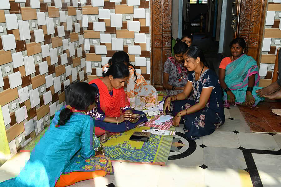 ಹಾವೇರಿಯಲ್ಲಿ ಮನೆಯೊಂದಕ್ಕೆ ಭೇಟಿ ನೀಡಿದ್ದ ಸಮೀಕ್ಷೆದಾರರೊಬ್ಬರು ಕುಟುಂಬದ ಸದಸ್ಯರ ಮಾಹಿತಿ ಪಡೆದು  ಆ್ಯಪ್‌ನಲ್ಲಿ ದಾಖಲಿಸಿದರು 