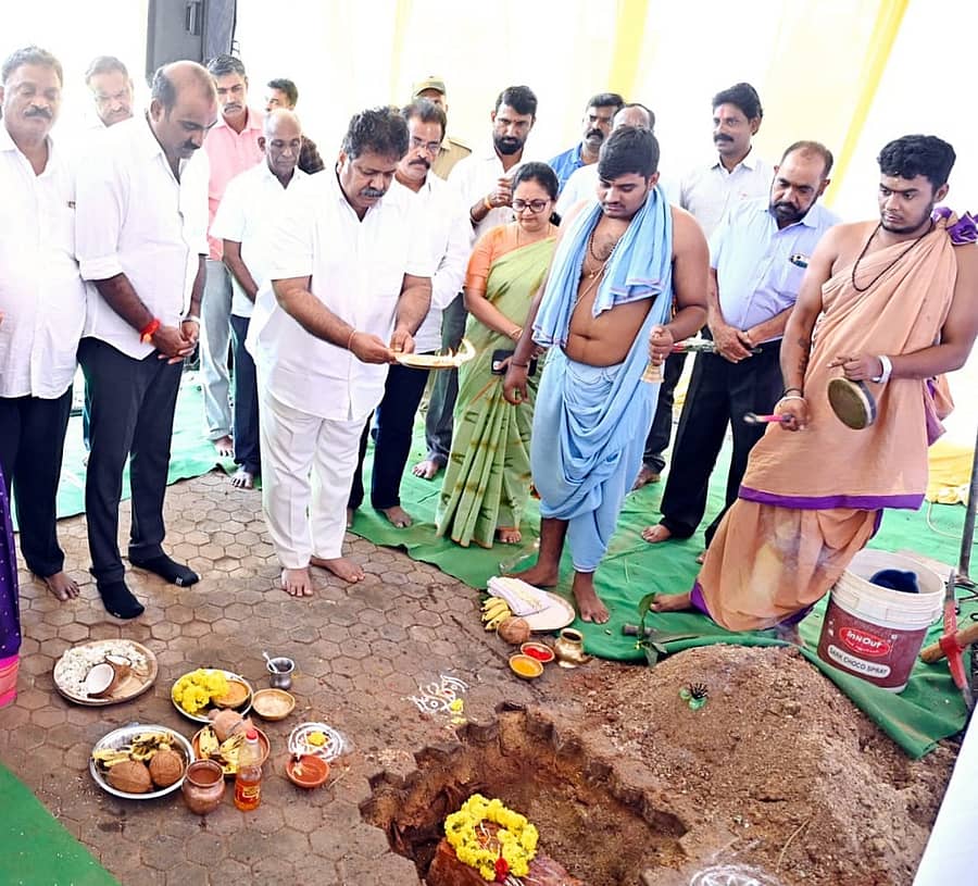 ಮಲ್ಪೆ ಮೀನುಗಾರಿಕಾ ಬಂದರಿನ ಆಧುನೀಕರಣ ಕಾಮಗಾರಿಯ ಶಂಕುಸ್ಥಾಪನೆಯನ್ನು ಸಚಿವ ಮಂಕಾಳ ಎಸ್. ವೈದ್ಯ ನೆರವೇರಿಸಿದರು