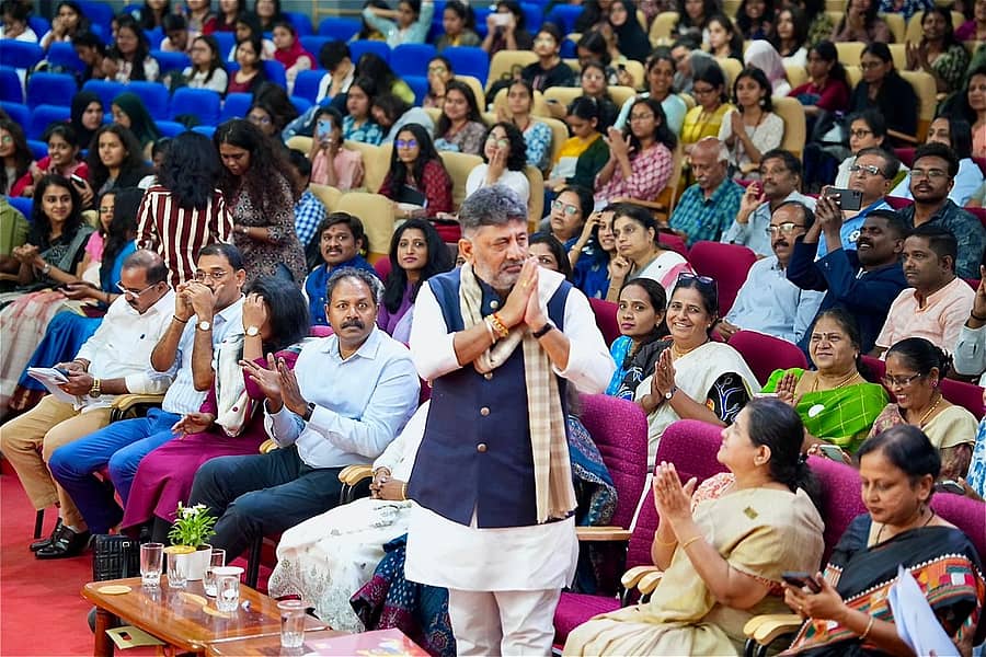 <div class="paragraphs"><p>ಮೌಂಟ್‌ ಕಾರ್ಮಲ್‌ ಕಾಲೇಜಿನಲ್ಲಿ ಆಯೋಜಿಸಿದ್ದ ‘ಬೆಂಗಳೂರು ಅಭಿವೃದ್ಧಿ, ಪರಿವರ್ತನೆ’ ಕುರಿತ&nbsp; ಸಂವಾದದಲ್ಲಿ ಡಿ.ಕೆ. ಶಿವಕುಮಾರ್‌ ಭಾಗವಹಿಸಿದ್ದರು</p></div>