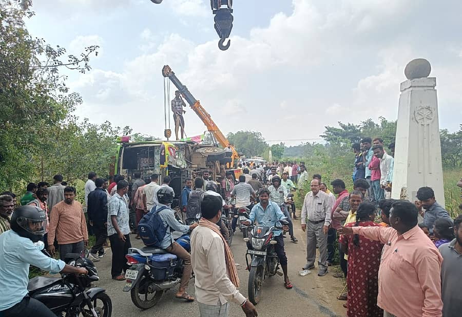 ಕೋಲಾರ ತಾಲ್ಲೂಕಿನ ಸುಗಟೂರು ಬಳಿ ಕಾಲುವೆಗೆ ಬಿದ್ದಿದ್ದ ಖಾಸಗಿ ಬಸ್‌ ಅನ್ನು ಕ್ರೇನ್‌ ನೆರವಿನಿಂದ ಮೇಲೆತ್ತಲಾಯಿತು