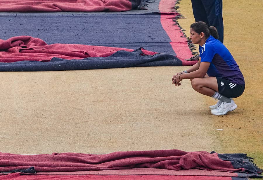 <div class="paragraphs"><p>ವಿಶಾಖಪಟ್ಟಣದ ಕ್ರೀಡಾಂಗಣದಲ್ಲಿ ಪಿಚ್ ಪರಿಶೀಲಿಸುತ್ತಿರುವ ಭಾರತ ತಂಡದ ನಾಯಕಿ ಹರ್ಮನ್ಪ್ರೀತ್ ಕೌರ್ </p></div>