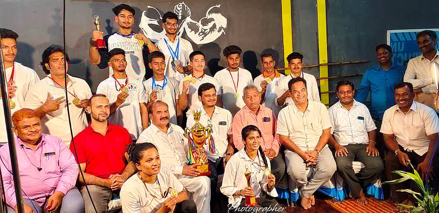 ದಾವಣಗೆರೆಯಲ್ಲಿ ನಡೆದ ರಾಜ್ಯ ಮಟ್ಟದ ಸ್ಟ್ರೆಂಥ್ ಲಿಫ್ಟಿಂಗ್ ಸ್ಪರ್ಧೆಯಲ್ಲಿ ಸತತವಾಗಿ 6ನೇ ಬಾರಿ ತಂಡ ಪ್ರಶಸ್ತಿಗೆ ಭಾಜನವಾದ ಹರಿಹರದ ಬ್ರದರ್ಸ್ ಜಿಮ್ ತಂಡದೊಂದಿಗೆ ಗಣ್ಯರು
