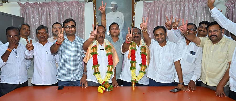 ಹುಕ್ಕೇರಿ ಗ್ರಾಮೀಣ ವಿದ್ಯುತ್ ಸಹಕಾರ ಸಂಘಕ್ಕೆ ಮಹಾವೀರ ನಿಲಜಗಿ ಅಧ್ಯಕ್ಷರಾಗಿ, ಲಕ್ಷ್ಮಣ ಮುನ್ನೋಳಿ ಉಪಾಧ್ಯಕ್ಷರಾಗಿ ಅವಿರೋಧವಾಗಿ ಆಯ್ಕೆಯಾದ ಹಿನ್ನೆಲೆಯಲ್ಲಿ ಬೆಂಬಲಿಗರು ಸಂಭ್ರಮಿಸಿದರು