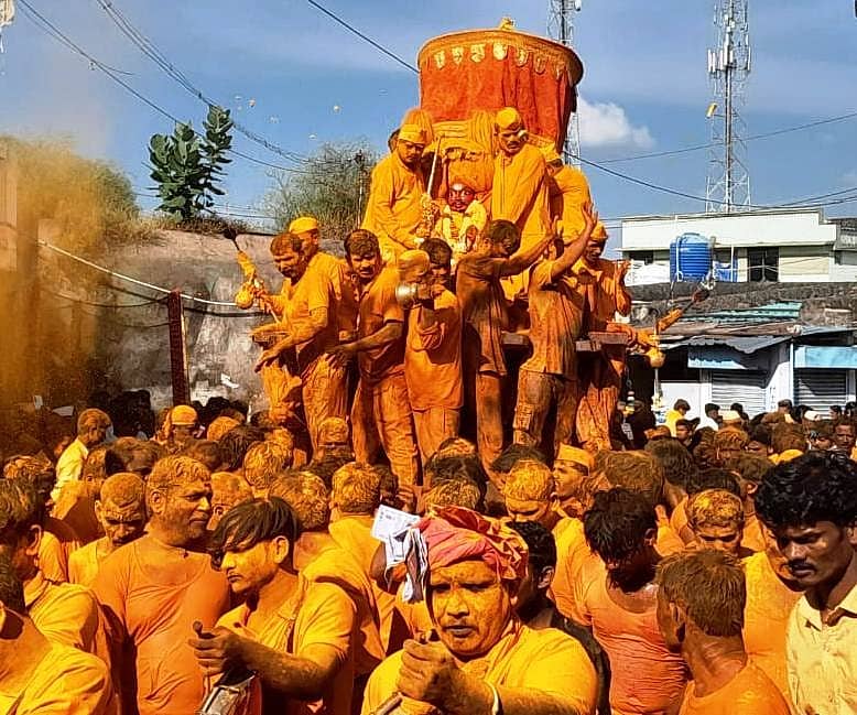 ದೇವರಹಿಪ್ಪರಗಿ ರಾವುತರಾಯ-ಮಲ್ಲಯ್ಯನ ಜಾತ್ರೆಯ ಕೊನೆಯ ದಿನವಾದ ಬುಧವಾರ ರಾವುತರಾಯ ಬಂಡಿ ಉತ್ಸವದೊಂದಿಗೆ ಪುರ ಪ್ರವೇಶಿಸಿದನು.