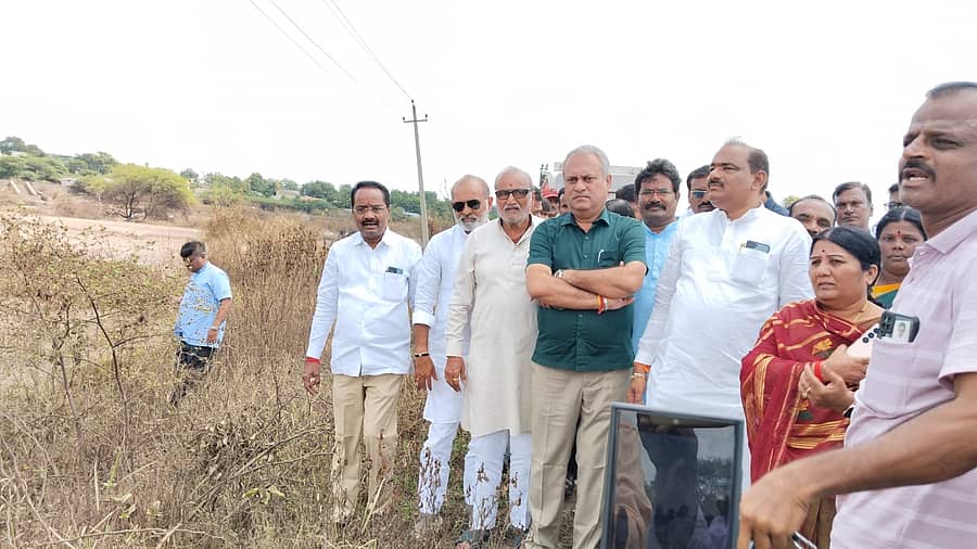 ಜೇವರ್ಗಿ ತಾಲ್ಲೂಕಿನ ಕಟ್ಟಿಸಂಗಾವಿ ಹತ್ತಿರ ಜೆಡಿಎಸ್ ಶಾಸಕಾಂಗ ಪಕ್ಷದ ನಾಯಕ ಸುರೇಶ ಬಾಬು‌ ನೇತೃತ್ವದ ತಂಡ ಬೆಳೆ ಹಾನಿ ಪರಿಶೀಲನೆ ನಡೆಸಿತು