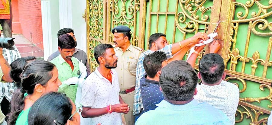 <div class="paragraphs"><p>ರಾಮನಗರ ತಾಲ್ಲೂಕಿನ ಬಿಡದಿ ಕೈಗಾರಿಕಾ ಪ್ರದೇಶದಲ್ಲಿರುವ ಜಾಲಿವುಡ್ ಸ್ಟುಡಿಯೋಸ್ ಆ್ಯಂಡ್ ಅಡ್ವೆಂಚರ್ಸ್ ಪಾರ್ಕ್ಗೆ ತಹಶೀಲ್ದಾರ್ ತೇಜಸ್ವಿನಿ ನೇತೃತ್ವದಲ್ಲಿ ಬೀಗಮುದ್ರೆ ಹಾಕಲಾಯಿತು</p></div>