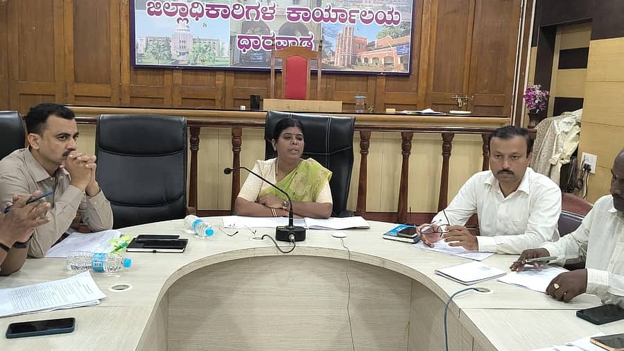 ಧಾರವಾಡದ ಜಿಲ್ಲಾಧಿಕಾರಿ ಕಚೇರಿಯಲ್ಲಿ ನಡೆದ ಸಭೆಯಲ್ಲಿ ಹೆಚ್ಚುವರಿ ಜಿಲ್ಲಾಧಿಕಾರಿ ಗೀತಾ ಸಿ.ಡಿ.ಮಾತನಾಡಿದರು