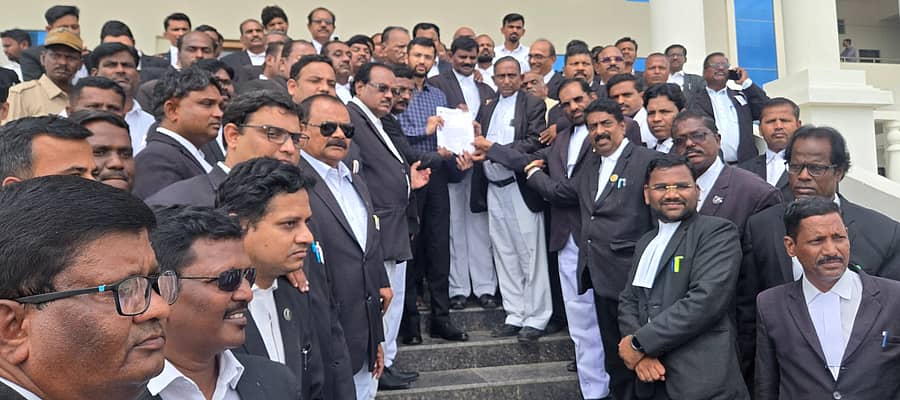 ರಾಯಚೂರು ಜಿಲ್ಲಾಡಳಿತ ಭವನ ಎದುರು ಪ್ರತಿಭಟನೆ ನಡೆಸಿ ವಕೀಲರು ಜಿಲ್ಲಾಧಿಕಾರಿ ನಿತೀಶ್ ಅವರಿಗೆ ಮನವಿ ಸಲ್ಲಿಸಿದರು