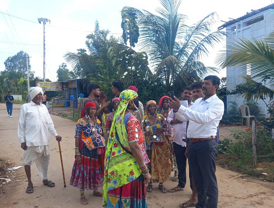 ಲಕ್ಷ್ಮೇಶ್ವರ ತಾಲ್ಲೂಕಿನ ಬಟ್ಟೂರು ಗ್ರಾಮ ಪಂಚಾಯಿತಿ ವ್ಯಾಪ್ತಿಯ ಕುಂದ್ರಳ್ಳಿ ತಾಂಡಾದಲ್ಲಿ ಇ-ಕೆವೈಸಿ ಮಾಡುತ್ತಿರುವ ತಾಲ್ಲೂಕು ಪಂಚಾಯಿತಿ ಸಿಬ್ಬಂದಿ
