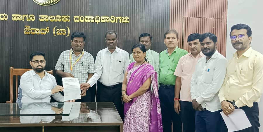 ಸಿಜೆಐ ಬಿ.ಆರ್.ಗವಾಯಿ ಅವರ ಮೇಲೆ ಶೂ ಎಸೆದ ಘಟನೆ ಖಂಡಿಸಿ ಔರಾದ್ ತಾಲ್ಲೂಕು ಎಸ್ಸಿ-ಎಸ್ಟಿ ನೌಕರರ ಸಮನ್ವಯ ಸಮಿತಿ ಮುಖಂಡರು ತಹಶೀಲ್ದಾರ್ ಅವರಿಗೆ ಮನವಿ ಸಲ್ಲಿಸಿದರು 
