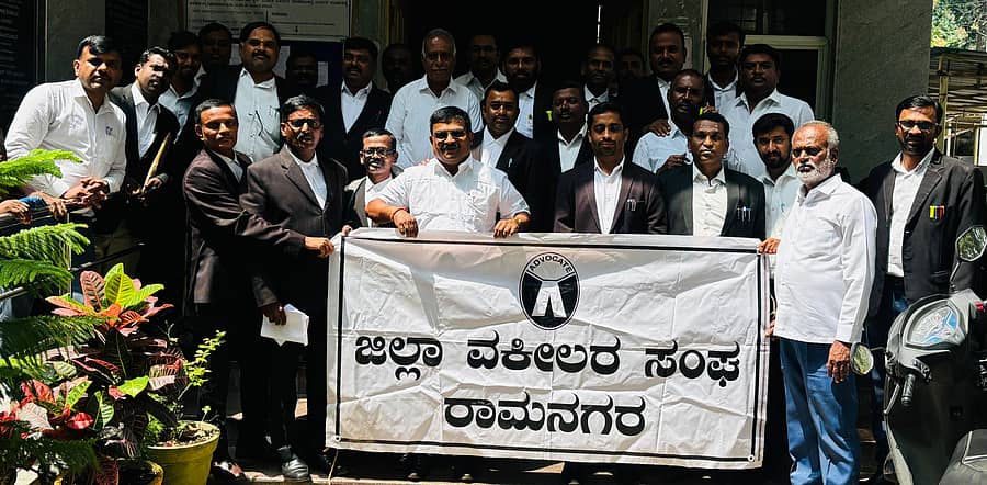 ಸುಪ್ರೀಂ ಕೋರ್ಟ್ ಮುಖ್ಯ ನ್ಯಾಯಮೂರ್ತಿ ಬಿ.ಆರ್. ಗವಾಯಿ ಅವರತ್ತ ವಕೀಲನೊಬ್ಬ ಶೂ ಎಸೆಯಲು ಯತ್ನಿಸಿದ ಘಟನೆ ಖಂಡಿಸಿ, ರಾಮನಗರದಲ್ಲಿ ಜಿಲ್ಲಾ ವಕೀಲರ ಸಂಘದವರು ಬುಧವಾರ ಪ್ರತಿಭಟನೆ ನಡೆಸಿದರು