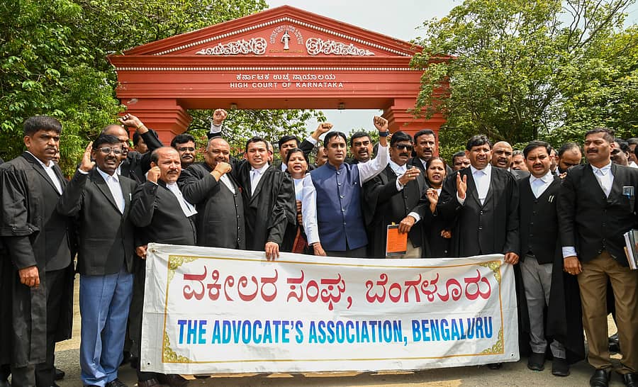 <div class="paragraphs"><p>ಸುಪ್ರೀಂ ಕೋರ್ಟ್‌ ಮುಖ್ಯ ನ್ಯಾಯಮೂರ್ತಿ ಬಿ.ಆರ್.ಗವಾಯಿ ಅವರ ಮೇಲೆ ಶೂ ಎಸೆಯಲು ಯತ್ನಿಸಿದ್ದನ್ನು ಖಂಡಿಸಿ ಬೆಂಗಳೂರು ವಕೀಲರ ಸಂಘದ ಪದಾಧಿಕಾರಿಗಳು, ಸದಸ್ಯರು ಹೈಕೋರ್ಟ್‌ ಗೋಲ್ಡನ್‌ ಗೇಟ್‌ ಮುಂಭಾಗ ಬುಧವಾರ ಪ್ರತಿಭಟನೆ ನಡೆಸಿದರು. </p></div>