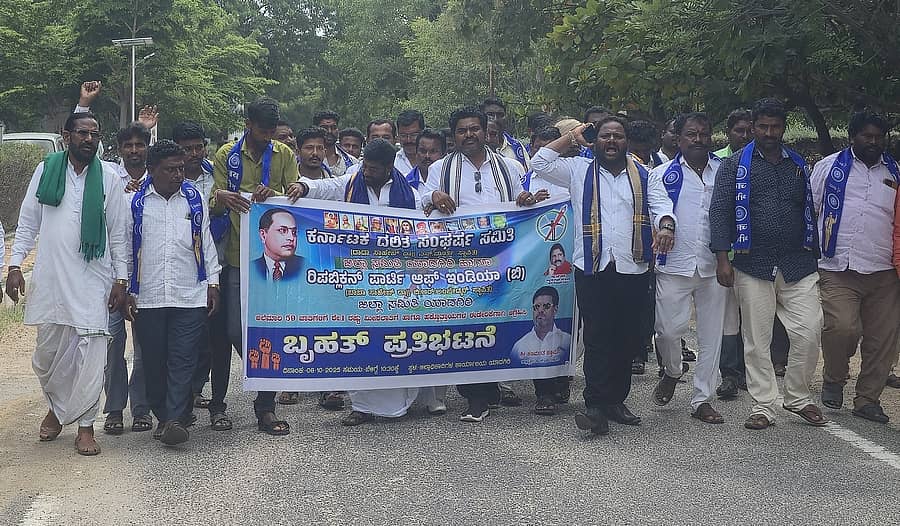 ಯಾದಗಿರಿಯಲ್ಲಿ ಬುಧವಾರ ಕರ್ನಾಟಕ ದಲಿತ ಸಂಘರ್ಷ ಸಮಿತಿ (ಡಾ.ಎನ್. ಮೂರ್ತಿ ಸ್ಥಾಪಿತ), ರಿಪಬ್ಲಿಕನ್ ಪಾರ್ಟಿ ಆಫ್ ಇಂಡಿಯಾ (ಡಾ.ಬಿ.ಆರ್.ಅಂಬೇಡ್ಕರ್ ಸ್ಥಾಪಿತ) ಜಿಲ್ಲಾ ಸಮಿತಿಯ ಮುಖಂಡರು ಪ್ರತಿಭಟನೆ ನಡೆಸಿದರು