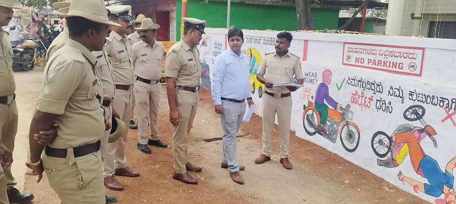 ತೆಕ್ಕಲಕೋಟೆ ಸಮೀಪದ ಸಿರಿಗೇರಿ ಪೊಲೀಸ್ ಠಾಣೆಗೆ ಕೇಂದ್ರ ಗೃಹ ವ್ಯವಹಾರಗಳ ಮೌಲ್ಯಮಾಪನಾಧಿಕಾರಿ ಭೇಟಿನೀಡಿ ಮೂಲಸೌಕರ್ಯ ಕುರಿತು ಪರಿಶೀಲನೆ ನಡೆಸಿದರು