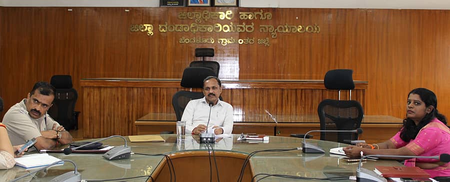 ದೇವನಹಳ್ಳಿಯ ಜಿಲ್ಲಾಡಳಿತ ಭವನದಲ್ಲಿ ನಡೆದ ಪಟಾಕಿ ಮಾರಾಟ ಸುರಕ್ಷತಾ ಸಭೆಯಲ್ಲಿ ಅಧಿಕಾರಿಗಳು ಉಪಸ್ಥಿತರಿದ್ದರು.