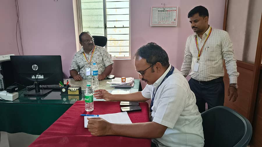 ಯಾದಗಿರಿಯ ಭೂ ದಾಖಲೆಗಳ ಕಚೇರಿಗೆ ಬುಧವಾರ ಭೇಟಿ ನೀಡಿದ ಲೋಕಾಯುಕ್ತ ಇನ್‌ಸ್ಪೆಕ್ಟರ್‌ ರಾಜಶೇಖರ ಹಳಗೋಧಿ ಅವರು ಕಡತ ಪರಿಶೀಲನೆ ಮಾಡಿದರು