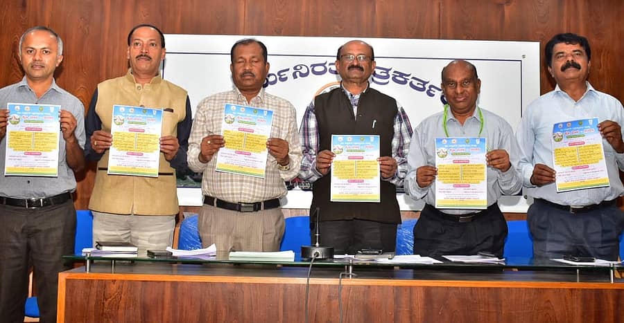 <div class="paragraphs"><p>ಮಂಡ್ಯ ಕೃಷಿ ವಿಜ್ಞಾನಗಳ ವಿಶ್ವವಿದ್ಯಾಲಯದ ಅಧಿಕಾರಿಗಳು ಕೃಷಿ–ಮೇಳ–2025ರ ಪೋಸ್ಟರ್‌ ಅನ್ನು ಬಿಡುಗಡೆ ಮಾಡಿದರು</p></div>