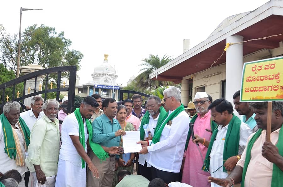 ಗದಗ ಜಿಲ್ಲಾ ರೈತಪರ ಹೋರಾಟ ವೇದಿಕೆ ಸದಸ್ಯರು ಈರುಳ್ಳಿಗೆ ಬೆಂಬಲ ಬೆಲೆ ನಿಗದಿಗೆ ಒತ್ತಾಯಿಸಿ ಜಿಲ್ಲಾಧಿಕಾರಿ ಮೂಲಕ ಸರ್ಕಾರಕ್ಕೆ ಮನವಿ ಸಲ್ಲಿಸಿದರು