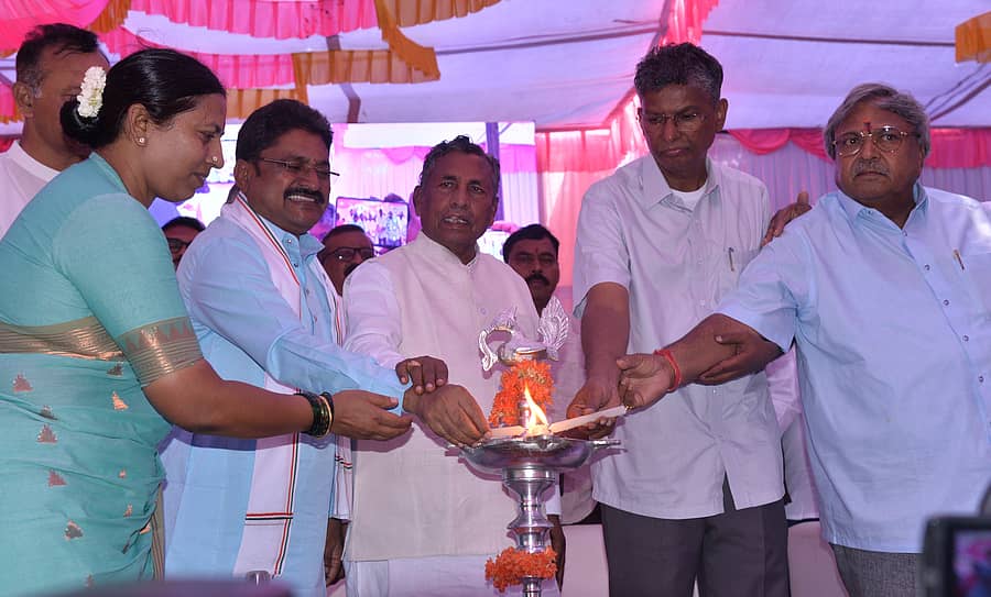 ಸೇತುವೆ ಲೋಕಾರ್ಪಣೆಯ ವೇದಿಕೆ ಕಾರ್ಯಕ್ರಮಕ್ಕೆ ಲೋಕೋಪಯೋಗಿ ಸಚಿವ ಸತೀಶ ಜಾರಕಿಹೊಳಿ ಚಾಲನೆ ನೀಡಿದರು. ಸಚಿವ ಕೆ.ಎಚ್‌.ಮುನಿಯಪ್ಪ, ಶಾಸಕರಾದ ರೂಪಕಲಾ ಶಶಿಧರ್‌, ಎಸ್‌.ಎನ್‌.ನಾರಾಯಣಸ್ವಾಮಿ, ಕಾಂಗ್ರೆಸ್‌ ಜಿಲ್ಲಾಧ್ಯಕ್ಷ ಸಿ.ಲಕ್ಷ್ಮಿನಾರಾಯಣ, ಮಾಜಿ ಶಾಸಕ ಎಂ.ನಾರಾಯಣಸ್ವಾಮಿ ಜೊತೆಗಿದ್ದರು
