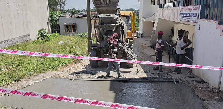 ಆಲೂರಿನ ನಾಲ್ಕನೇ ವಾರ್ಡ್‌ನಲ್ಲಿ ಚರಂಡಿ ಅಂಚಿನಿಂದ ಚರಂಡಿವರೆಗೆ ಕಾಂಕ್ರೀಟ್ ರಸ್ತೆ ಮಾಡುತ್ತಿರುವುದು