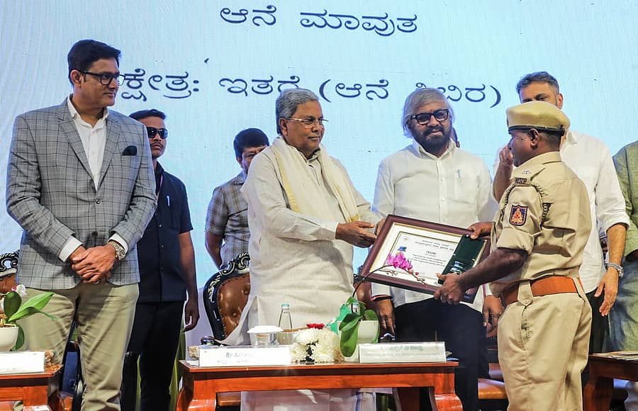 71ನೇ ವನ್ಯಜೀವಿ ಸಪ್ತಾಹದ ಸಮಾರೋಪ ಸಮಾರಂಭದಲ್ಲಿ ಸಿದ್ದರಾಮಯ್ಯ ಅವರು ದಸರಾದಲ್ಲಿ ಭಾಗಿಯಾಗಿದ್ದ ಭೀಮ ಆನೆಯ ಮಾವುತ ಗುಂಡಣ್ಣ ಅವರಿಗೆ ಪದಕ ಪ್ರದಾನ ಮಾಡಿದರು. ಅರಣ್ಯ ಇಲಾಖೆ ರಾಯಭಾರಿ ಅನಿಲ್ ಕುಂಬ್ಳೆ, ಸಚಿವ ಈಶ್ವರ ಖಂಡ್ರೆ ಪಾಲ್ಗೊಂಡಿದ್ದರು           ಪ್ರಜಾವಾಣಿ ಚಿತ್ರ