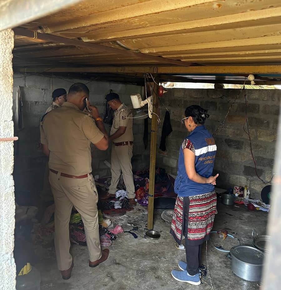 ಅಡುಗೆ ಅನಿಲ ಸೋರಿಕೆಯಾಗಿ ಬೆಂಕಿ ಹೊತ್ತಿಕೊಂಡಿದ್ದ ಶೆಡ್‌ಗೆ ಬಿಡದಿ ಠಾಣೆ ಪೊಲೀಸರು ಭೇಟಿ ನೀಡಿ ಪರಿಶೀಲಿಸಿದರು