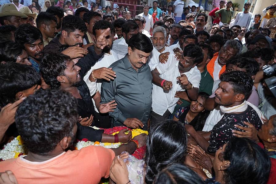 ಗಂಗಾವತಿ ಮುರಾಹರಿ ನಗರದ ನಿವಾಸಕ್ಕೆ ಶಾಸಕ ಜಿ. ಜನಾರ್ದನರೆಡ್ಡಿ ಭೇಟಿ ನೀಡಿ, ವೆಂಕಟೇಶನ ಪಾರ್ಥಿವ ಶರೀರಕ್ಕೆ ನಮನ ಸಲ್ಲಿಸಿ, ಕುಟುಂಬಕ್ಕೆ ಸಾಂತ್ವನ ಹೇಳಿದರು