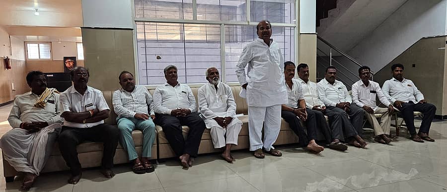 ಮಹಾಲಿಂಗಪುರದ ಗೋಕಾಕ ರಸ್ತೆಯ ಖಾಸಗಿ ಆಸ್ಪತ್ರೆಯಲ್ಲಿ ಬುಧವಾರ ಹಮ್ಮಿಕೊಂಡ ತಾಲ್ಲೂಕು ಹೋರಾಟ ಸಮಿತಿ ಸಭೆಯಲ್ಲಿ ಧರೆಪ್ಪ ಸಾಂಗಲಿಕರ ಮಾತನಾಡಿದರು